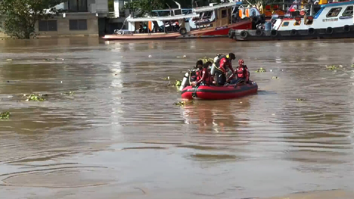 เร่งค้นหาร่างคนขับเรือ เจ้าท่าเตรียมขอให้หยุดเดินเรือช่วงน้ำหลาก เร่งค้นหาร่างคนขับเรือ เจ้าท่าเตรียมขอให้หยุดเดินเรือช่วงน้ำหลาก