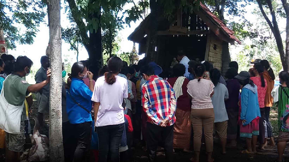 ชาวบ้านทุกสารทิศแห่ขอหวยศาลเจ้าปู่ตายาย ชาวบ้านทุกสารทิศแห่ขอหวยศาลเจ้าปู่ตายาย