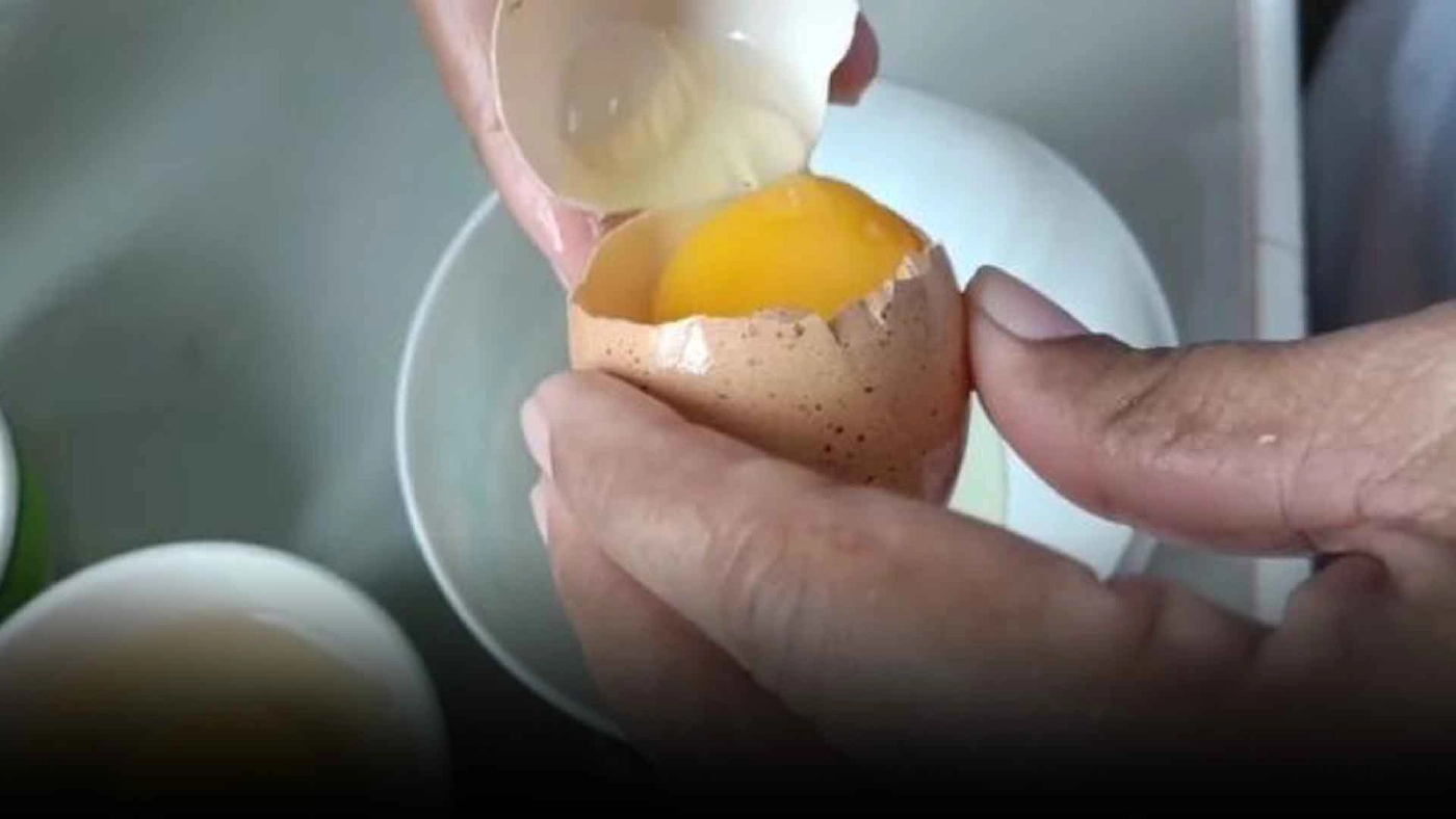 คืบเตือนภัย เจอไข่ไก่ปลอม ตอกออกพบเป็นของเหลวคล้ายแป้ง คืบเตือนภัย เจอไข่ไก่ปลอม ตอกออกพบเป็นของเหลวคล้ายแป้ง