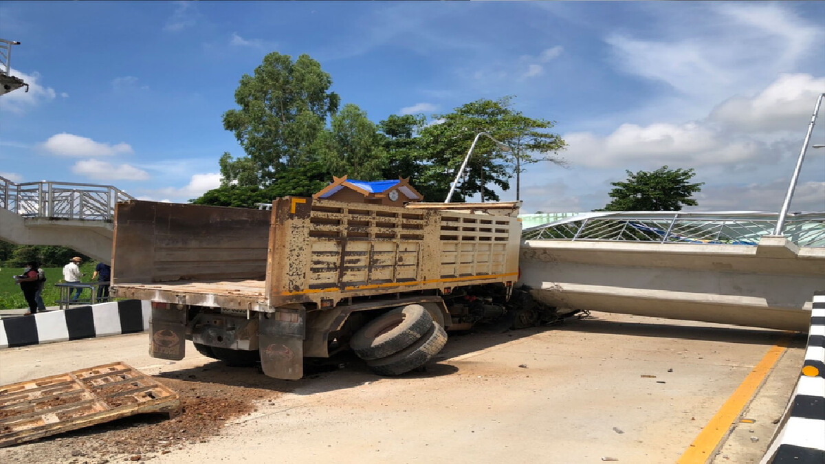 สะพานลอยขนาดใหญ่ถล่ม-ทับรถบรรทุกคนขับดับคาที่ สะพานลอยขนาดใหญ่ถล่ม-ทับรถบรรทุกคนขับดับคาที่