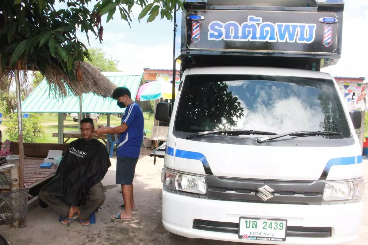 หนุ่มแปลงโฉมรถกระบะเป็นร้านตัดผมเคลื่อนที่บริการถึงบ้าน