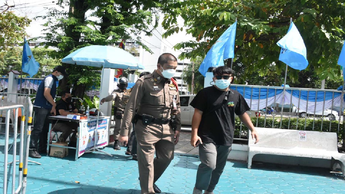 สองแนวร่วมทะลุฟ้า รับทราบข้อหาสน.พญาไท สองแนวร่วมทะลุฟ้า รับทราบข้อหาสน.พญาไท