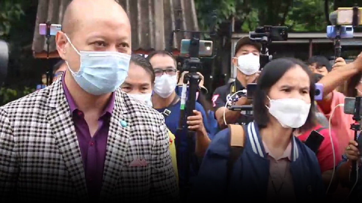 ป้าแต๋นพร้อมทนายส่วนตัวเข้ารับทราบข้อกล่าวหาตามนัด