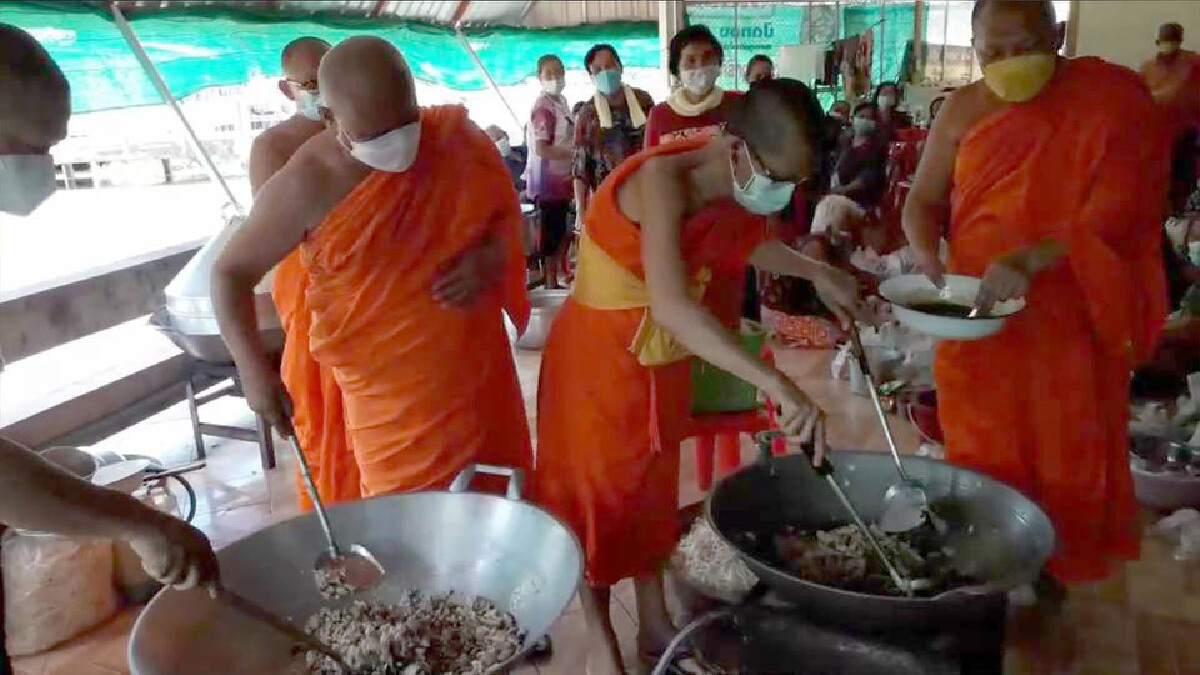 เจ้าคณะจังหวัดสุโขทัย ลงมือเอง-ปรุงเมนูอาหารแจกผู้ประสบภัย เจ้าคณะจังหวัดสุโขทัย ลงมือเอง-ปรุงเมนูอาหารแจกผู้ประสบภัย