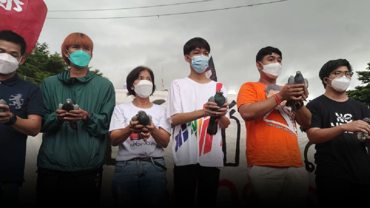 กลุ่มสารพัดม็อบตระเวนทำกิจกรรม "ยืนหยุดขัง" ร้องประกันตัวแกนนำ กลุ่มสารพัดม็อบตระเวนทำกิจกรรม "ยืนหยุดขัง" ร้องประกันตัวแกนนำ