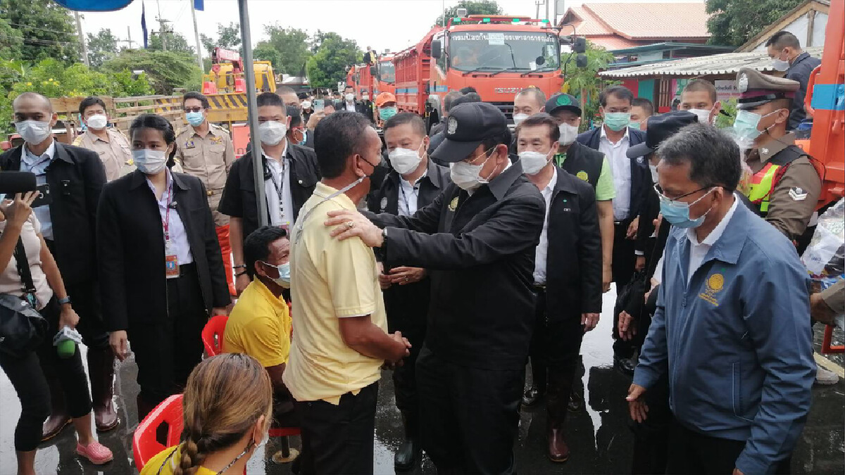 นายกฯลงพื้นที่น้ำท่วมสุโขทัย-ลั่น "สู้ไปด้วยกัน" นายกฯลงพื้นที่น้ำท่วมสุโขทัย-ลั่น "สู้ไปด้วยกัน"