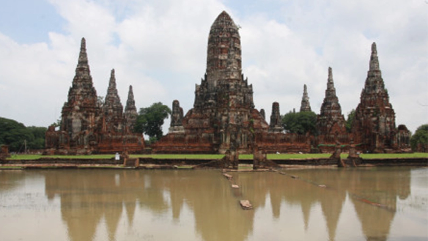ระดับน้ำแม่น้ำเจ้าพระยาจ่อล้นตลิ่ง ใกล้ท่วมเขตโบราณสถานสำคัญ