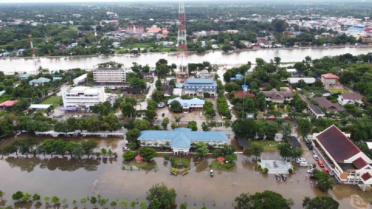 พิมายอ่วมน้ำทะลักเข้าท่วมเต็มพื้นที่เร่งนำกระสอบทรายกั้น พิมายอ่วมน้ำทะลักเข้าท่วมเต็มพื้นที่เร่งนำกระสอบทรายกั้น