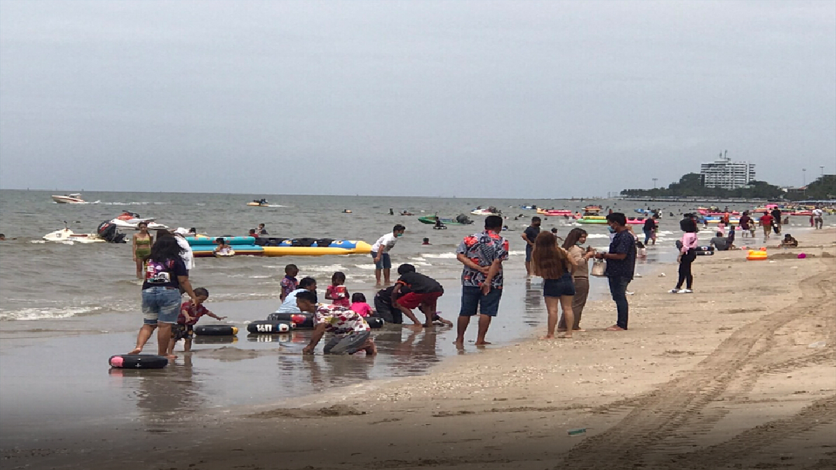 เปิดชายหาดบางแสนคึกคัก นักท่องเที่ยวแห่เดินทางพักผ่อน เปิดชายหาดบางแสนคึกคัก นักท่องเที่ยวแห่เดินทางพักผ่อน