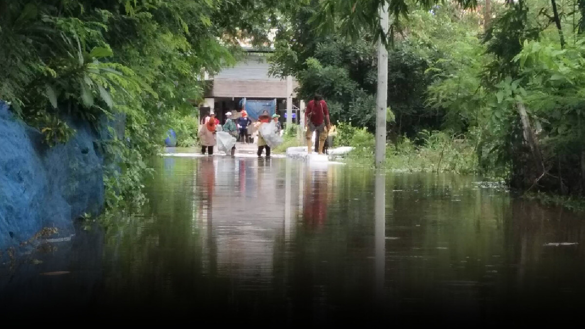 ครู นักเรียนขอเรือ พายุถล่มทำน้ำท่วมโรงเรียน ครู นักเรียนขอเรือ พายุถล่มทำน้ำท่วมโรงเรียน
