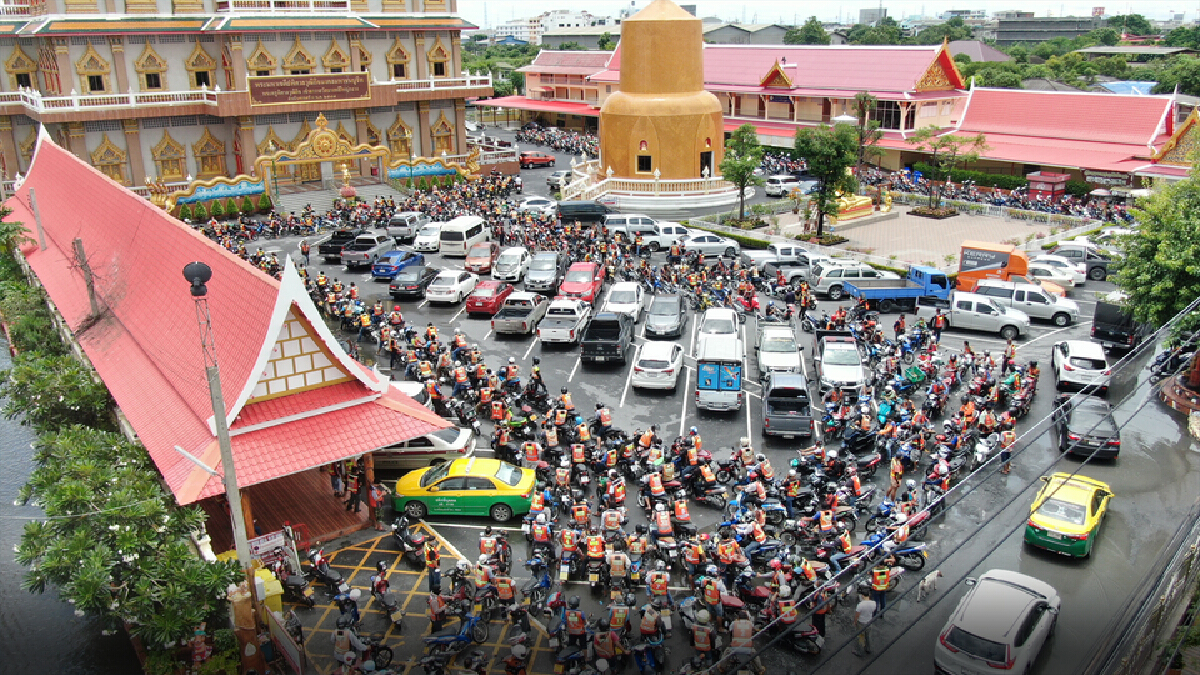 พระครูแจ้ ทำบุญครั้งใหญ่ควักเงิน 300,000 บาทแจกวินจยย.กระทบโควิด-19