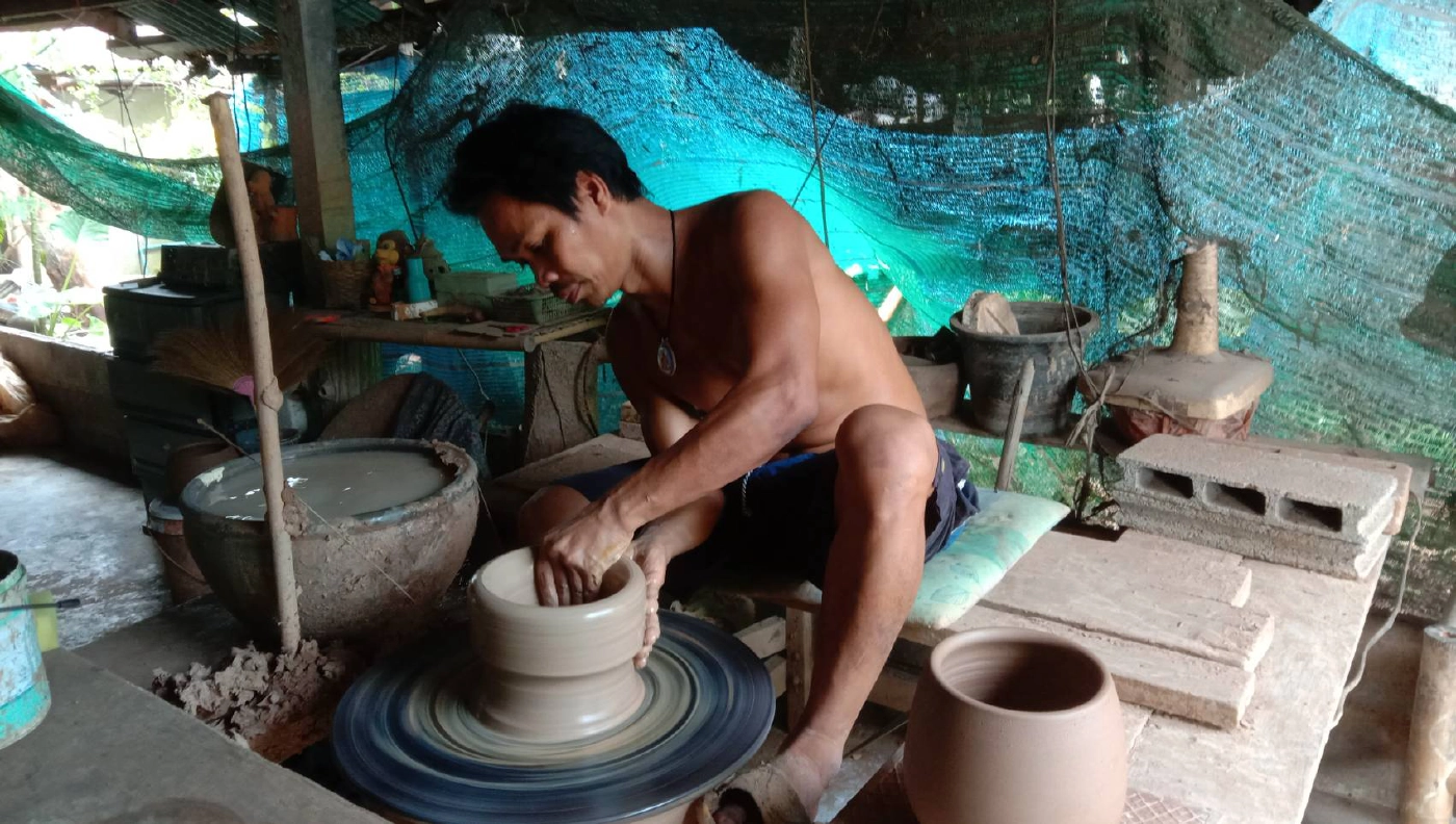 ยอดพุ่ง ! เครื่องปั้นดินเผาด่านเกวียนขายดีช่วงโควิดระบาด ยอดพุ่ง ! เครื่องปั้นดินเผาด่านเกวียนขายดีช่วงโควิดระบาด