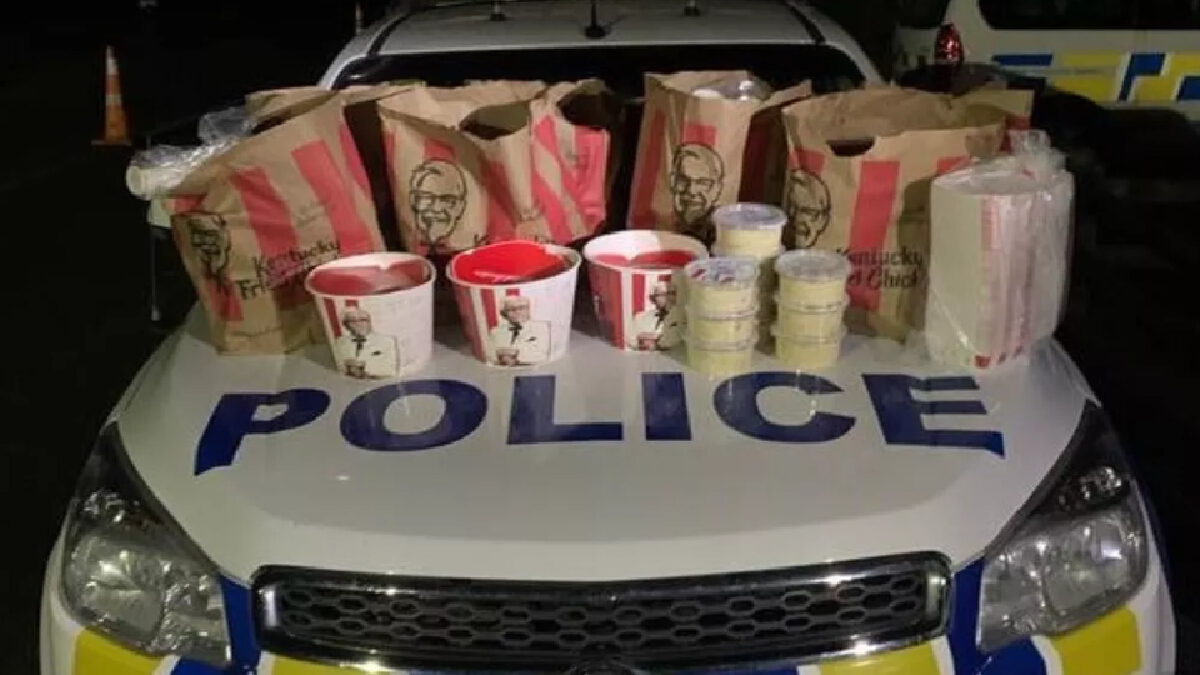 ตำรวจนิวซีแลนด์จับชายน่าสงสัย ลักลอบขน KFC เข้าเมืองล็อกดาวน์ ตำรวจนิวซีแลนด์จับชายน่าสงสัย ลักลอบขน KFC เข้าเมืองล็อกดาวน์
