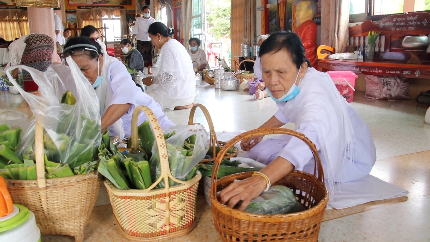 ชาวอีสานจัดทำบุญข้าวสาก ภายใต้มาตรการป้องกันโรคโควิด-19