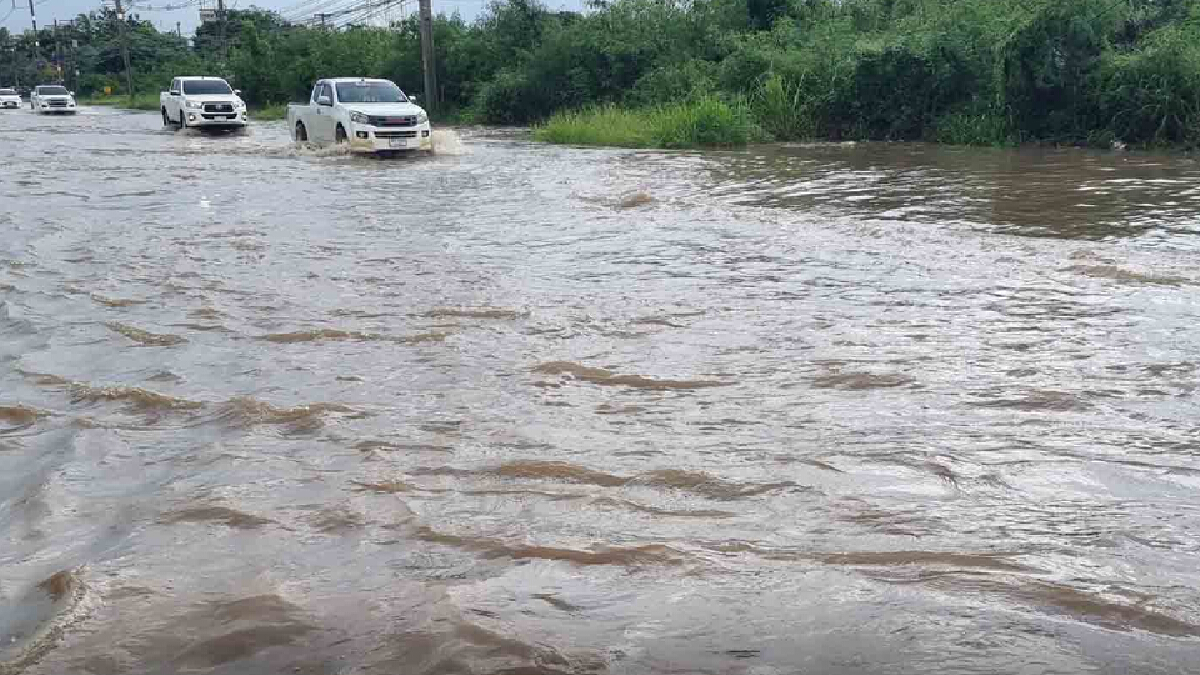 ฝนตกหนักสะสมที่โคราช ทำถนนมิตรภาพขาล่อง ช่องทางคู่ขนาน น้ำท่วมขัง