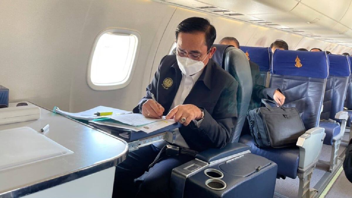 เปิดภาพ "ประยุทธ์" นั่งเฮลิคอปเตอร์ลงพื้นที่ตรวจน้ำท่วมชัยภูมิ เปิดภาพ "ประยุทธ์" นั่งเฮลิคอปเตอร์ลงพื้นที่ตรวจน้ำท่วมชัยภูมิ