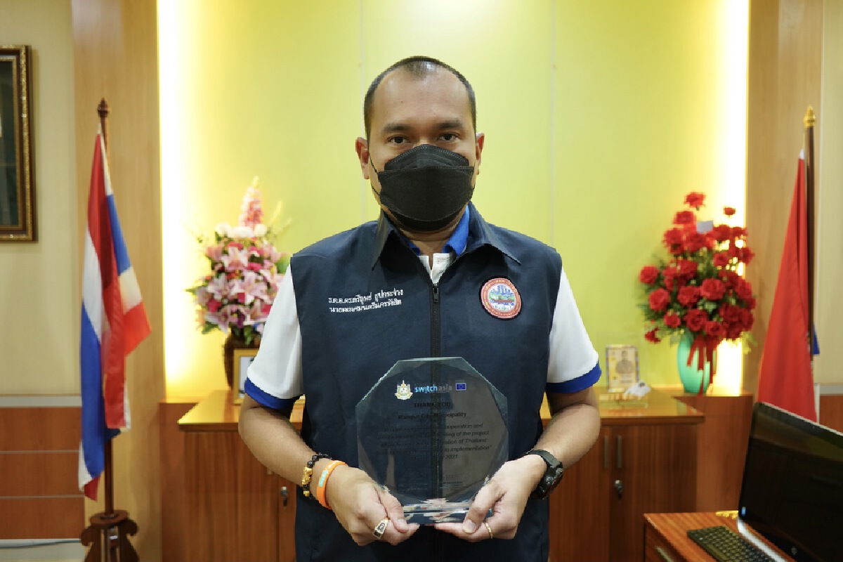 นายก ทน.รังสิต รับโล่สหภาพยุโรป ไทย-อียู หนุนคนรุ่นใหม่