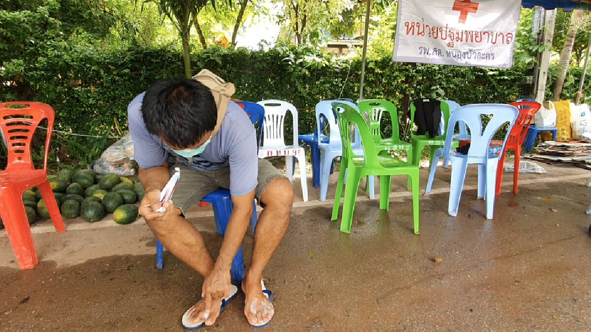 น้ำขังหลายวันชาวบ้านเริ่มป่วยน้ำกัดเท้า น้ำขังหลายวันชาวบ้านเริ่มป่วยน้ำกัดเท้า