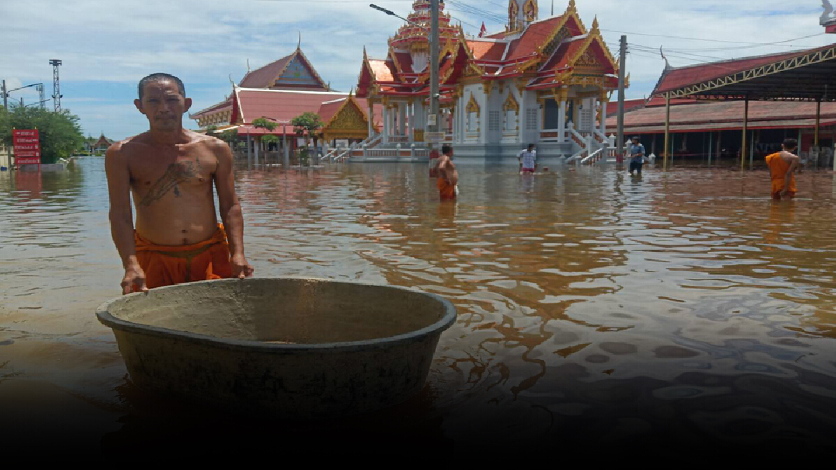 บางบ่อน้ำท่วมสูง ชาวบ้าน-พระสงฆ์ เดือดร้อนขนของหนีน้ำ บางบ่อน้ำท่วมสูง ชาวบ้าน-พระสงฆ์ เดือดร้อนขนของหนีน้ำ