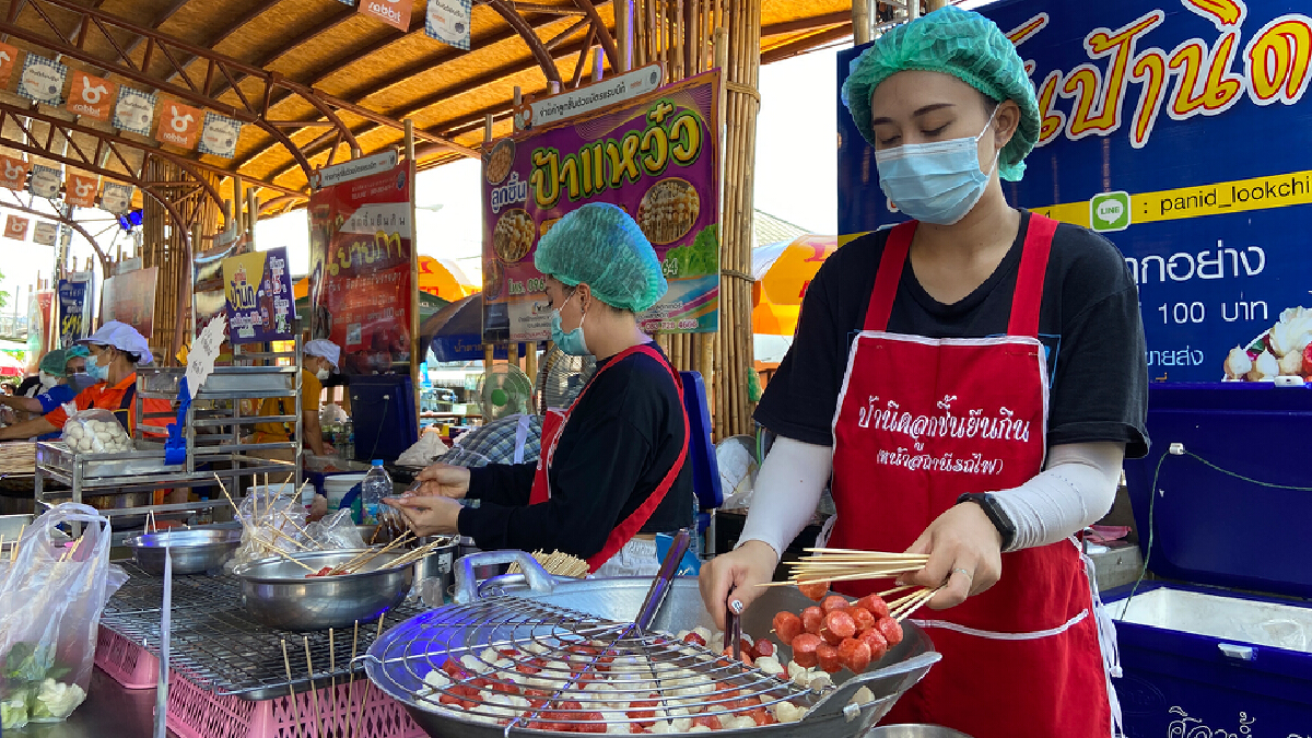 ขายไม่ทัน ! "เทศกาลลูกชิ้นยืนกินบุรีรัมย์" คึกคัก