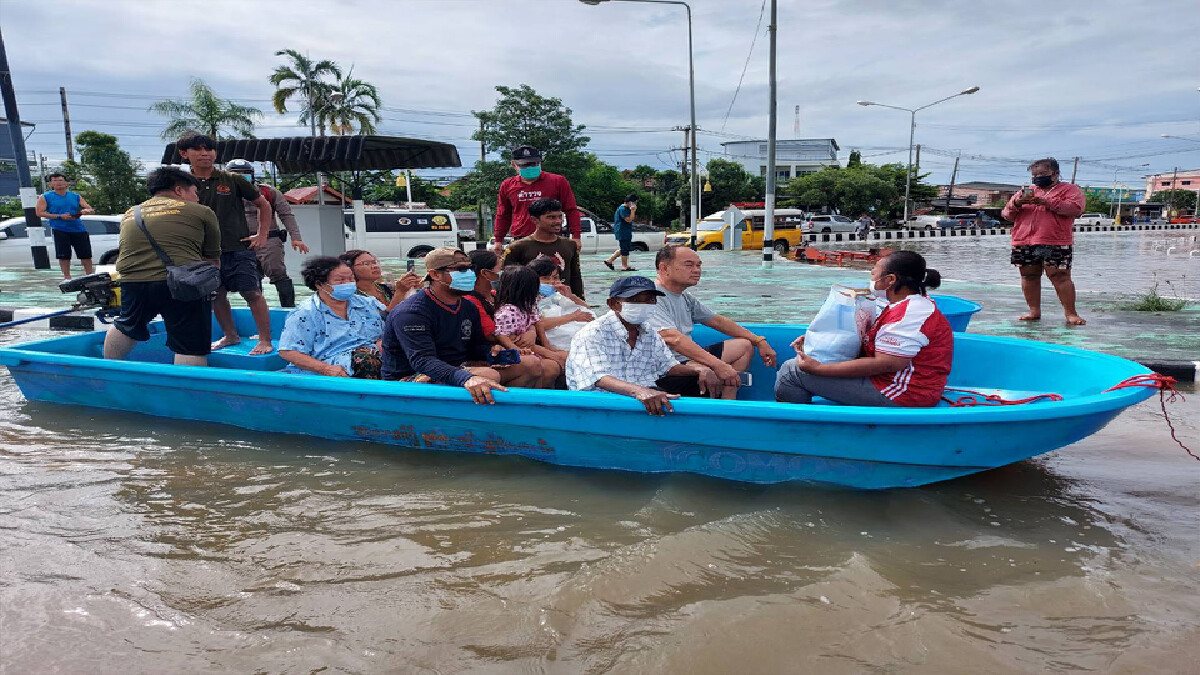 "เมืองสุโขทัย"อ่วมหนัก-ใช้เรือขนคนเข้าออก
