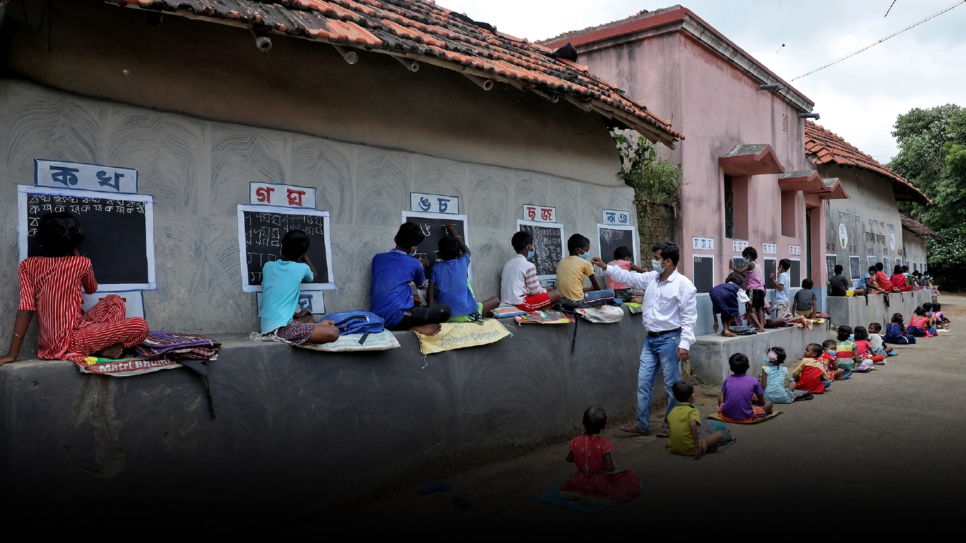 ครูในชนบทอินเดียแปลงถนนเป็นห้องเรียน ครูในชนบทอินเดียแปลงถนนเป็นห้องเรียน