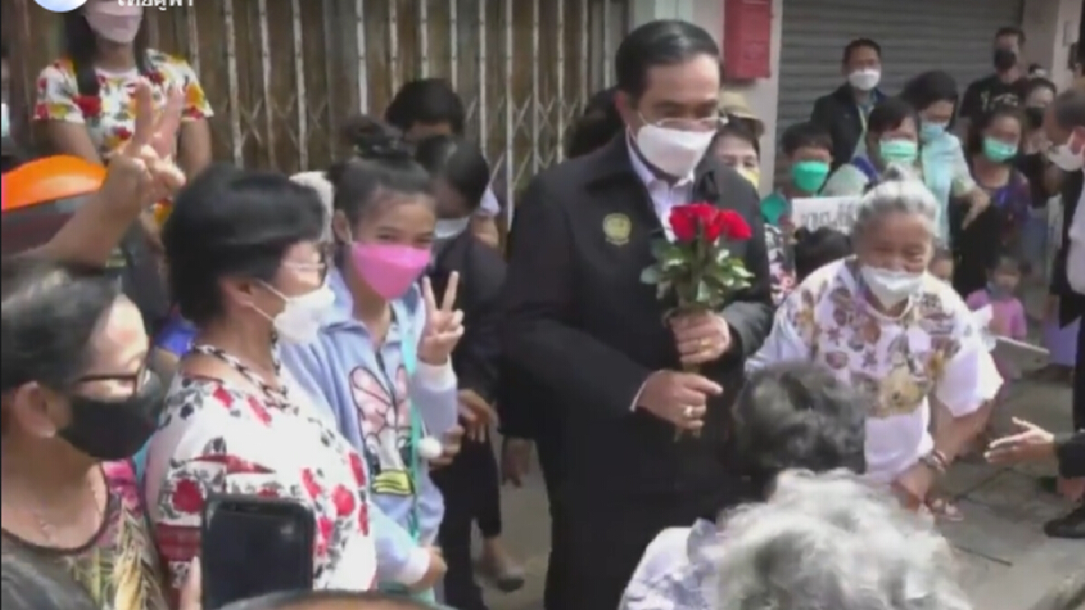นายกฯ เยี่ยมคนเพชรบุรีอ้อนถาม "รักลุงตู่หรือไม่"
