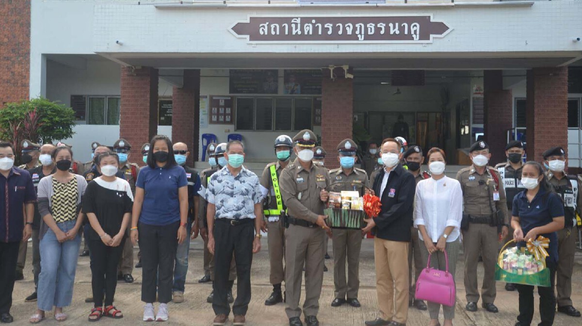 มอบกระเช้าขอบคุณตำรวจจับทันควันคนร้ายควงมีดอีโต้จี้ชิงทอง