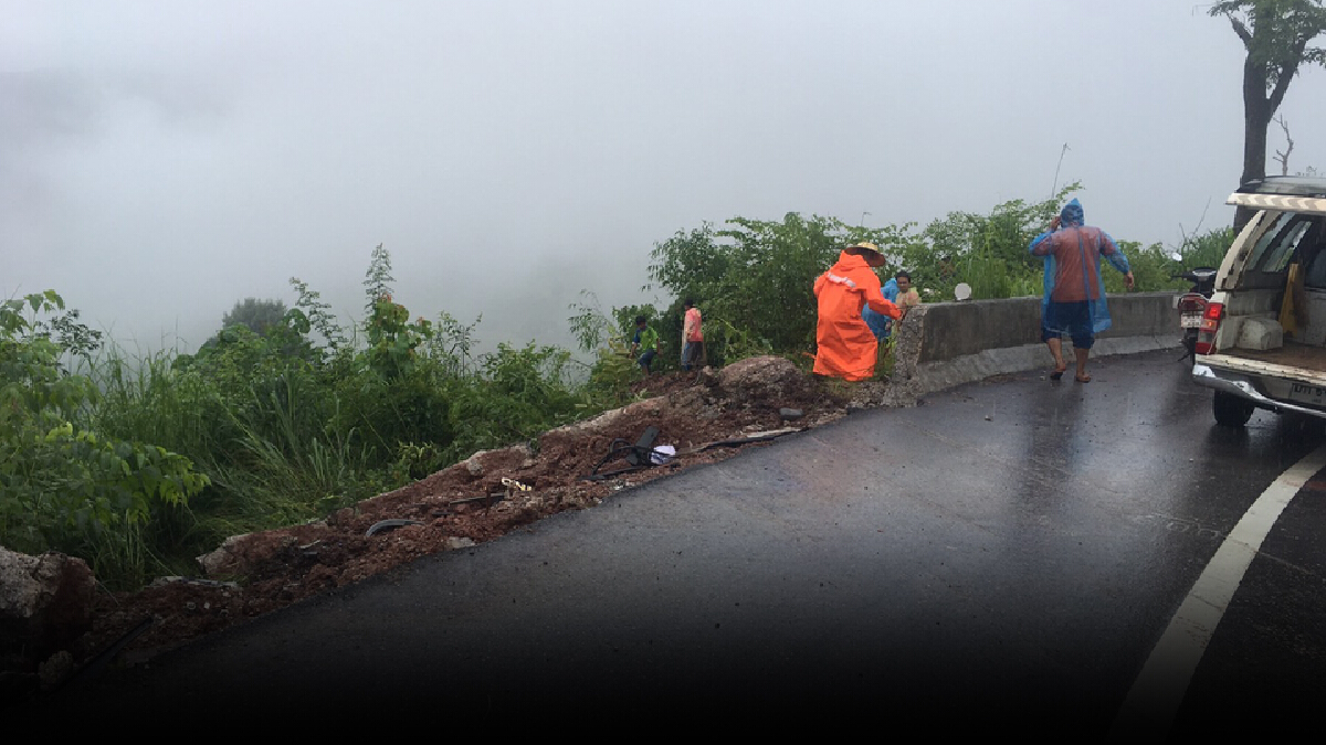 ฝนตกถนนลื่นรถบรรทุกน้ำมันดิ่งลงเหวจุดชมวิวใกล้ “ภูเก้าง้อม” ดับ 1 สาหัส 1