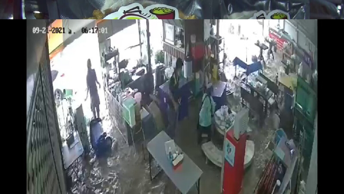 ระทึกท่อส่งน้ำดิบแตกข้างถนนมิตรภาพ น้ำพุ่ง4-5เมตร ระทึกท่อส่งน้ำดิบแตกข้างถนนมิตรภาพ น้ำพุ่ง4-5เมตร
