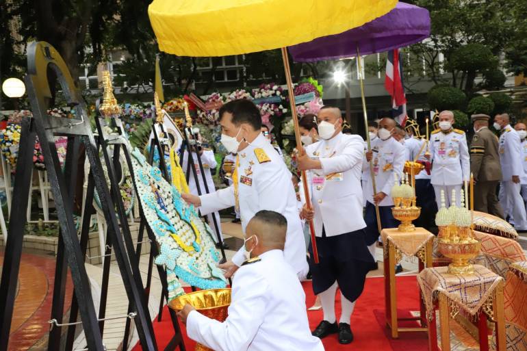 ในหลวง-พระราชินี ทรงวางพวงมาลา เนื่องในวันมหิดล ในหลวง-พระราชินี ทรงวางพวงมาลา เนื่องในวันมหิดล