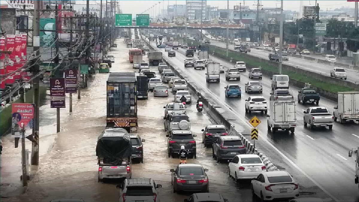 คนปทุมบ่นอุบถนนพหลโยธินฝนตกทีไรท่วมทุกที รถติดขัดหลายกม.