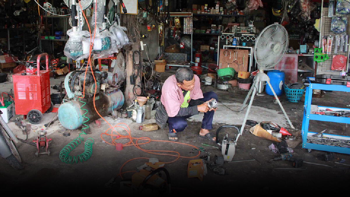 สองสามีภรรยาเจ้าของร้านซ่อมปรับตัวสู้โควิด