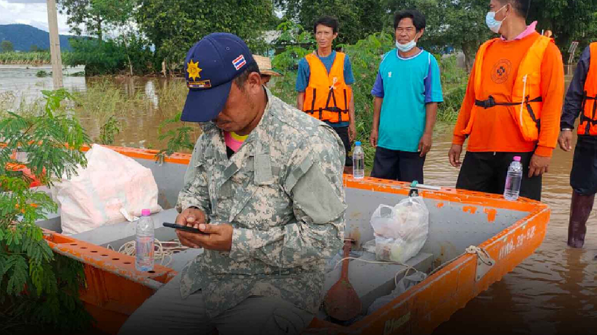 สองสามีภรรยาพลัดตกน้ำ สามีจมหายไป ภรรยาลอยแพ รอดหวุดหวิด สองสามีภรรยาพลัดตกน้ำ สามีจมหายไป ภรรยาลอยแพ รอดหวุดหวิด