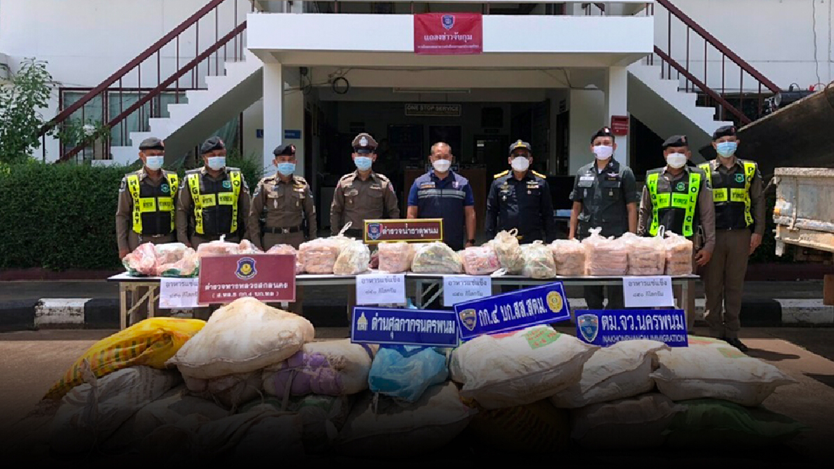 รวบ 4 ชาวลาวลักลอบขนอาหารแช่แข็งข้ามโขง รวบ 4 ชาวลาวลักลอบขนอาหารแช่แข็งข้ามโขง