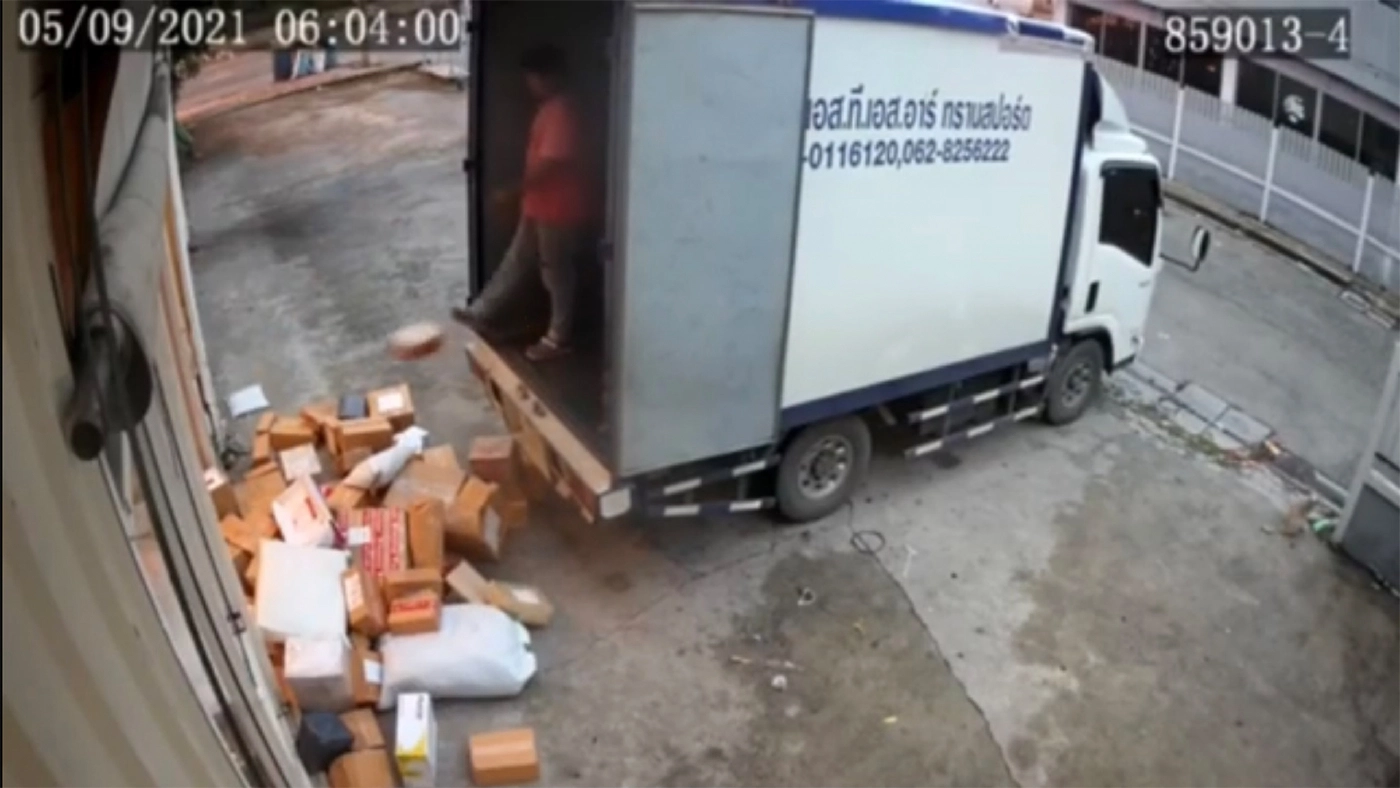 เผยคลิปพนง.ขนส่งเอกชน เตะพัสดุเหมือนไปโกรธใครมา