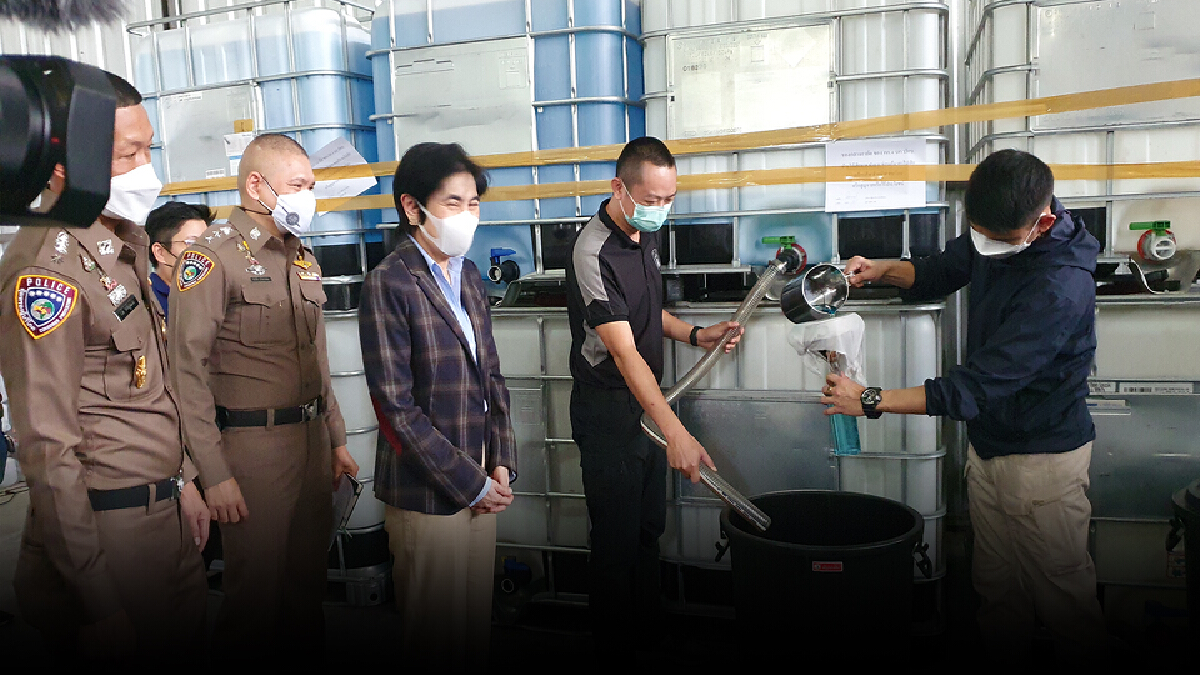 ตำรวจ ปคบ.ร่วมกับ อย.บุกทลายแหล่งผลิตแอลกอฮอล์ปลอมย่านบางพลี