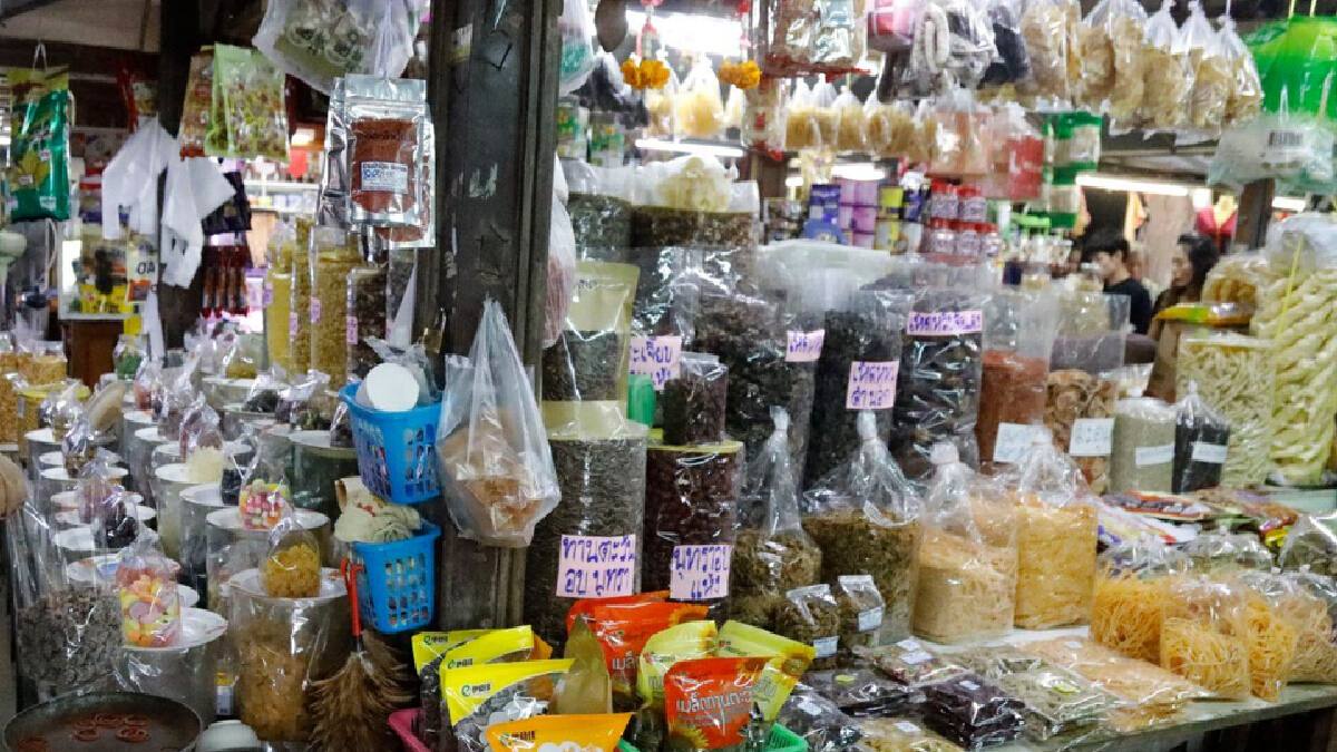 รมว.พาณิชย์ สั่งจับตาร้านค้า ห้ามฉวยโอกาสน้ำท่วมโก่งราคา