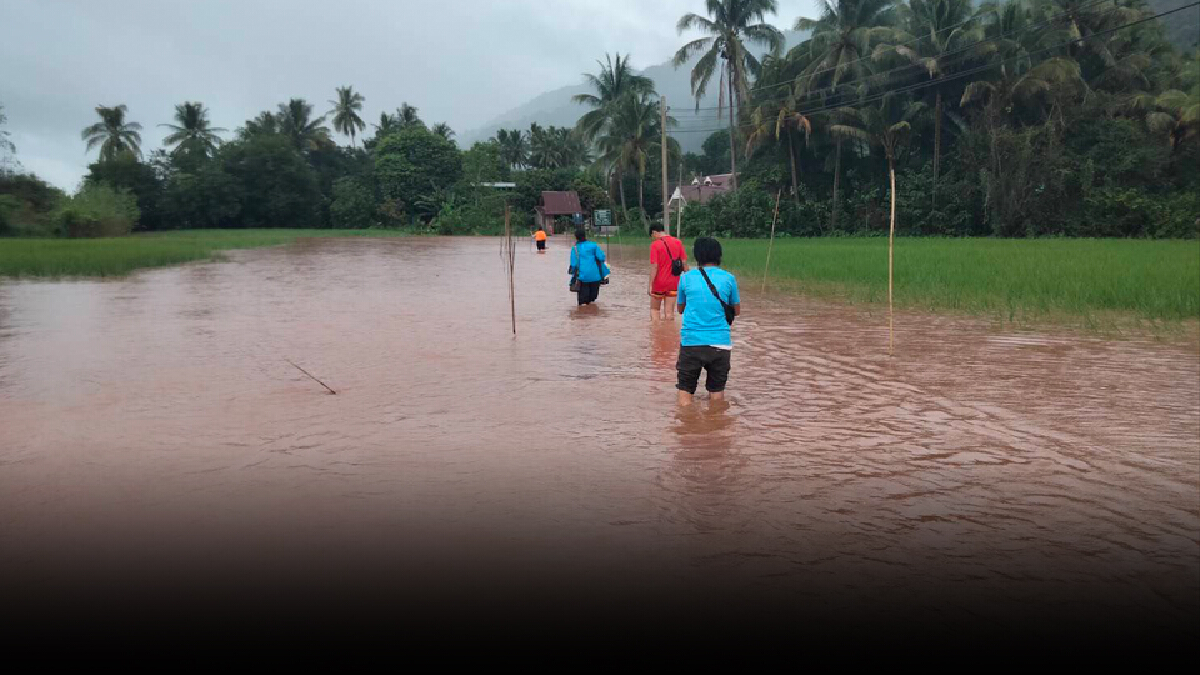ฝนตกหนักน้ำป่าไหลหลากแม่น้ำเหืองล้นตลิ่งหลากท่วมหมู่บ้าน ฝนตกหนักน้ำป่าไหลหลากแม่น้ำเหืองล้นตลิ่งหลากท่วมหมู่บ้าน