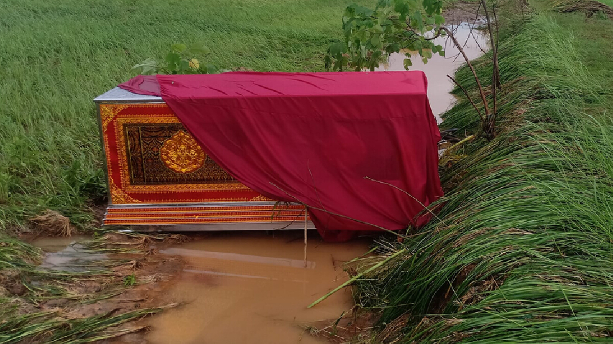 ขนหัวลุก ! ชาวบ้านสุดหลอนเจอโลงเย็นโผล่กลางทุ่งนา ขนหัวลุก ! ชาวบ้านสุดหลอนเจอโลงเย็นโผล่กลางทุ่งนา