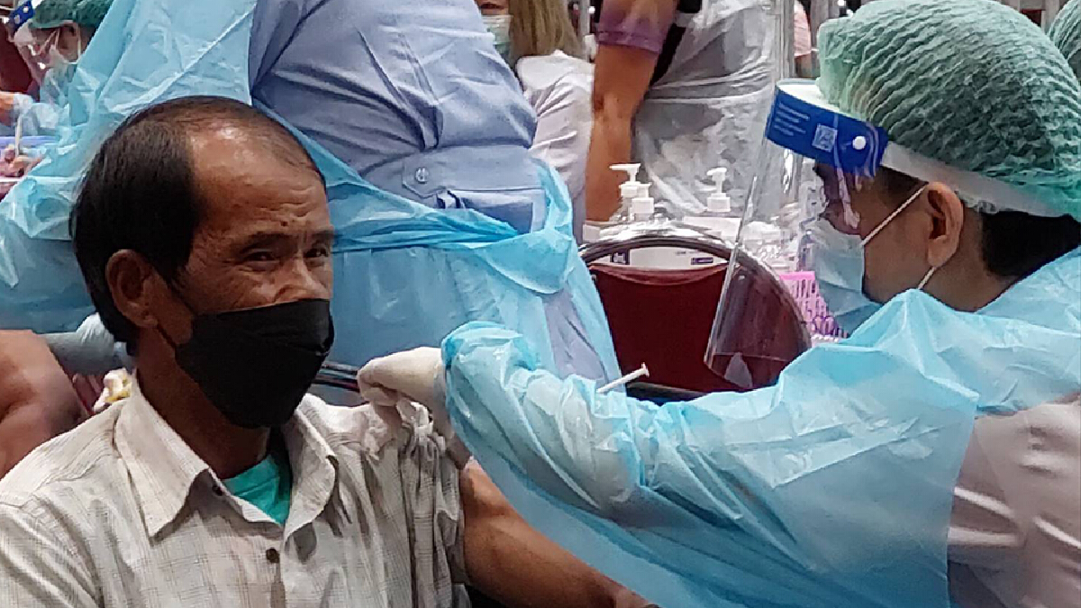 ชาวโคราชแห่ฉีดวัคซีนเข็ม 3 กระตุ้นภูมิคุ้มกันในวันมหิดล