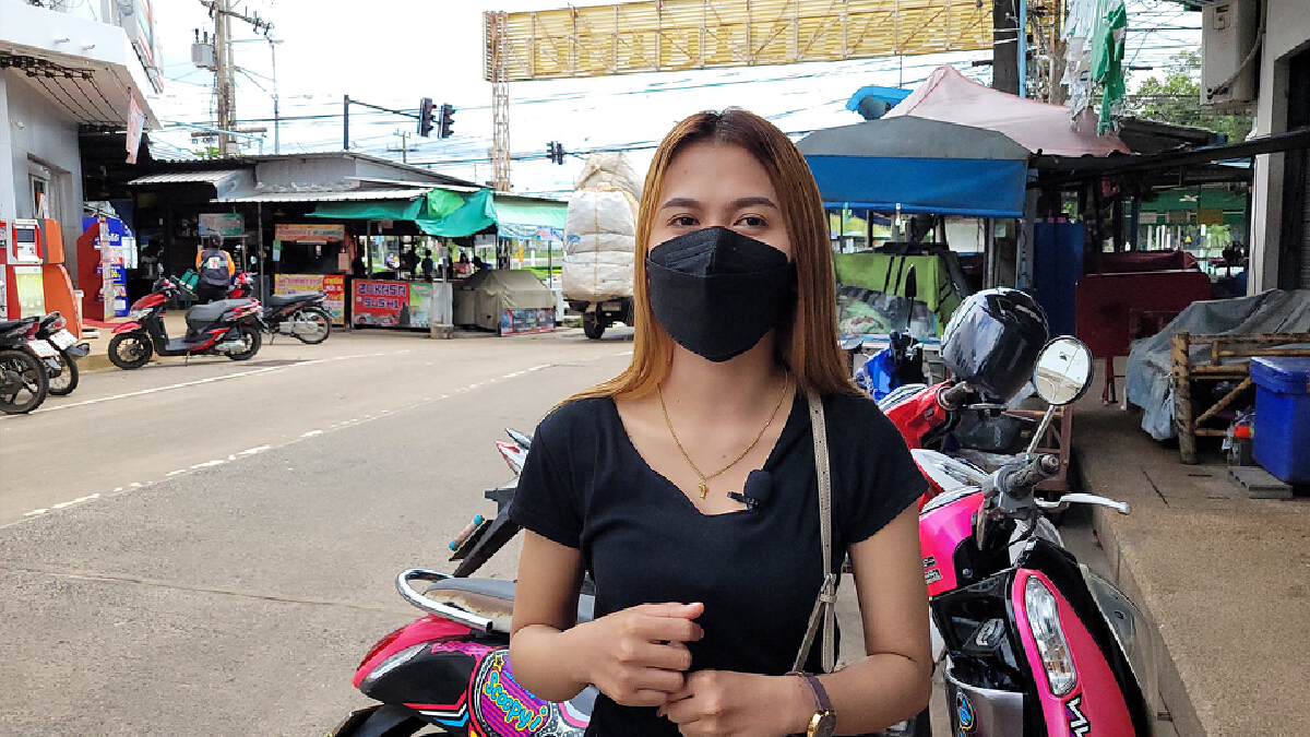 สาวใจเด็ดล็อคคอโจรขโมยรถจักรยานยนต์ลากไปกับถนน