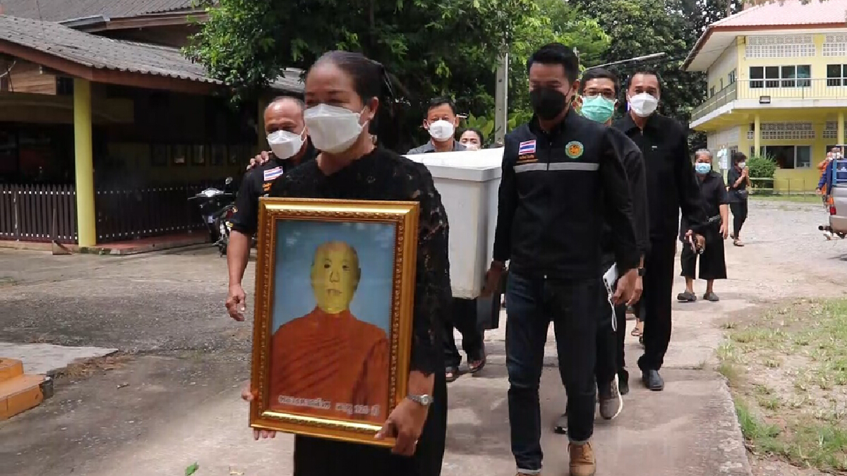 ร่วมเผาศพหลวงตากล้วย อายุ 120 ปี ตามความเชื่อโบราณ ร่วมเผาศพหลวงตากล้วย อายุ 120 ปี ตามความเชื่อโบราณ
