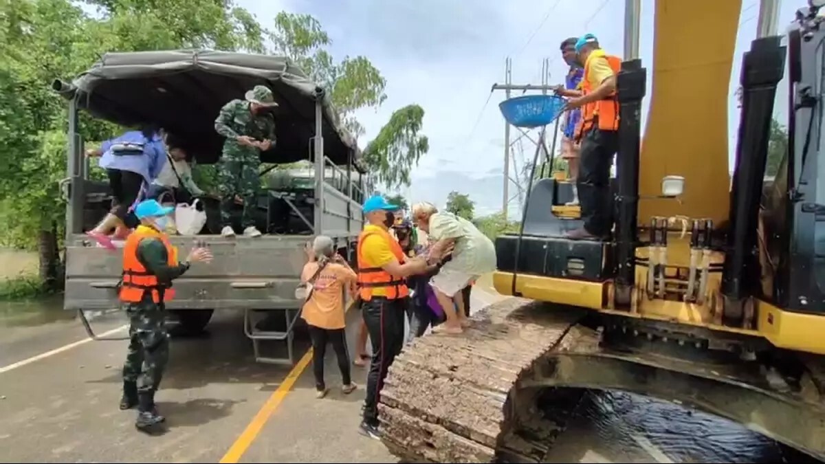 ทหารลงพื้นที่น้ำท่วม พุเตย อ.วิเชียรบุรี ช่วยผู้ประสบภัย ทหารลงพื้นที่น้ำท่วม พุเตย อ.วิเชียรบุรี ช่วยผู้ประสบภัย