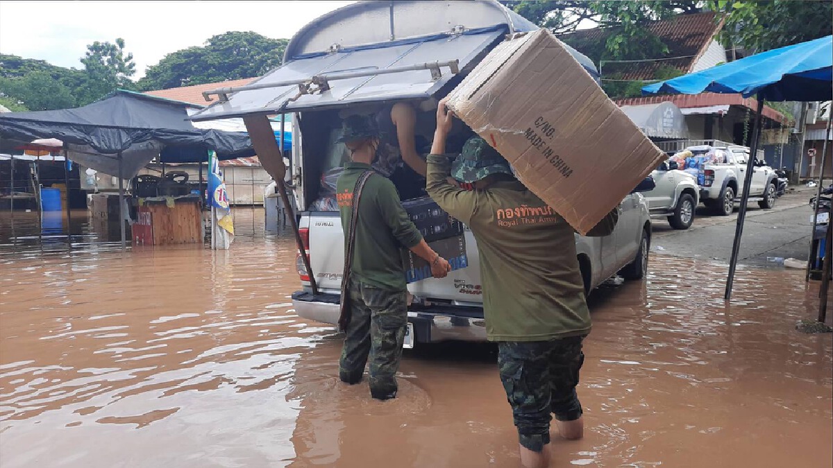 เร่งขนของหนีน้ำ-"น้ำเมย"ทะลักท่วมตลาดริมเมย เร่งขนของหนีน้ำ-"น้ำเมย"ทะลักท่วมตลาดริมเมย