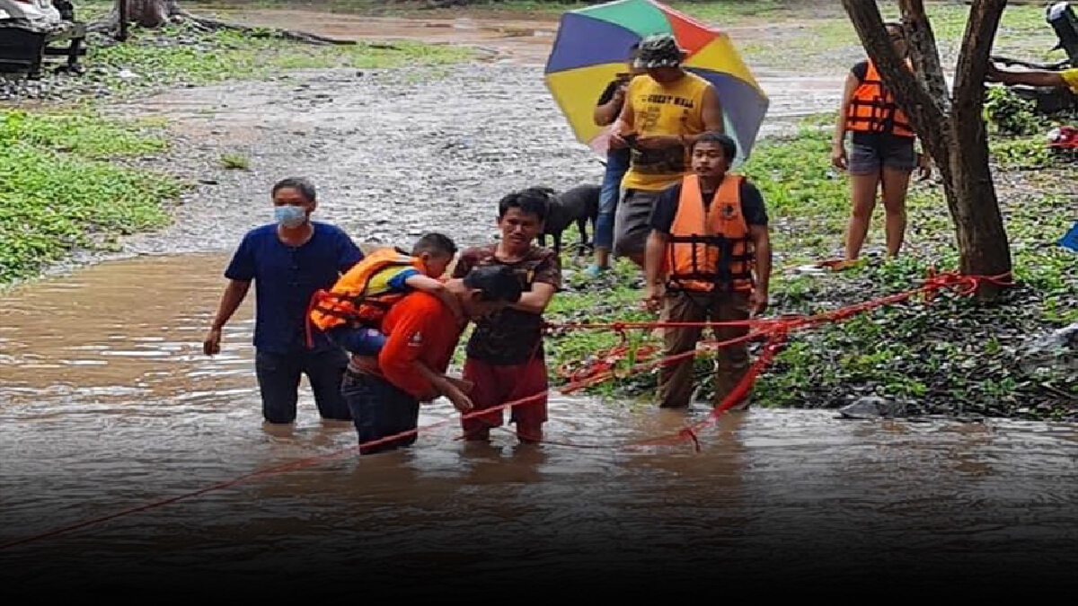 ช่วยจนท.อช.ทุ่งแสลงหลวง-น้ำป่าท่วมตัดทางเข้าออก