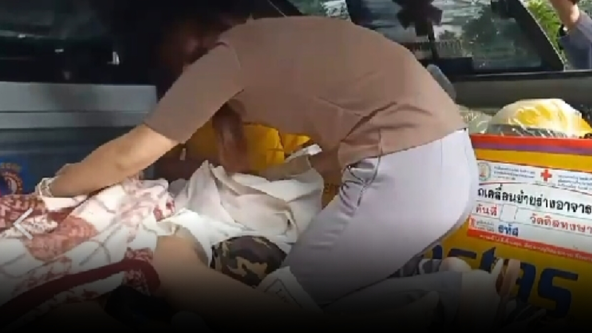 สาวลาว อั้นไม่ไว้ไปไม่ถึงโรงพยาบาลคลอดลูกสาว บนรถกู้ชีพ