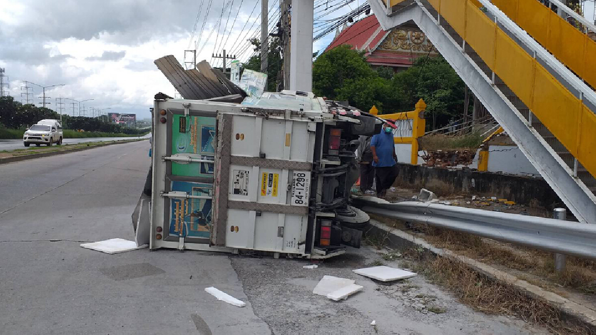 ฝนตกถนนลื่น รถบรรทุก4ล้อเล็กพุ่งข้ามเลนชนกำแพงวัดเจ็บ3 ฝนตกถนนลื่น รถบรรทุก4ล้อเล็กพุ่งข้ามเลนชนกำแพงวัดเจ็บ3