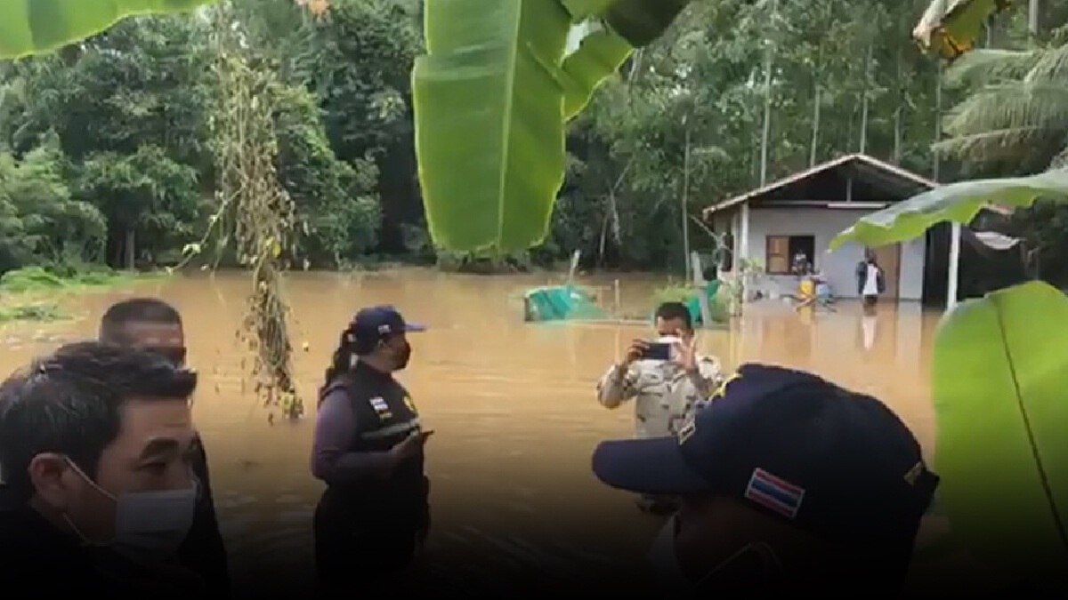 นอภ.ปักธงชัยลงพื้นที่ช่วยเหลือชาวบ้านน้ำท่วม50หลังคาเรือน นอภ.ปักธงชัยลงพื้นที่ช่วยเหลือชาวบ้านน้ำท่วม50หลังคาเรือน