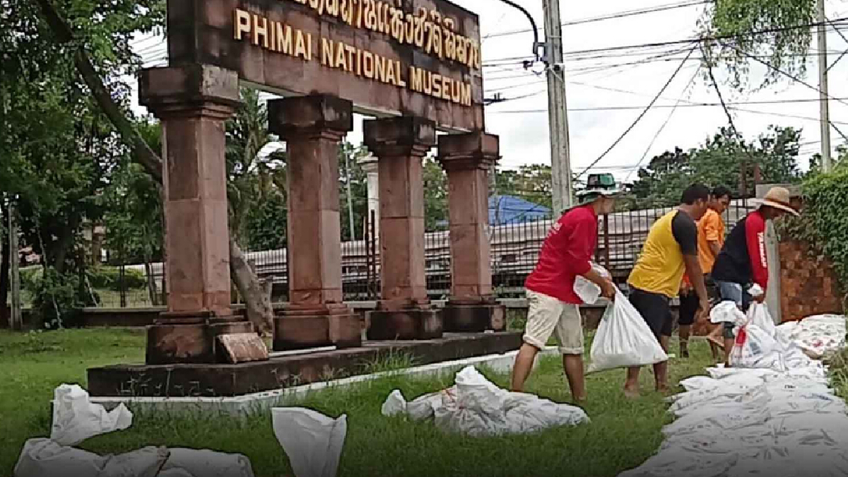 พิพิธภัณฑ์ฯพิมาย เร่งวางกระสอบทรายป้องโบราณวัตถุ พิพิธภัณฑ์ฯพิมาย เร่งวางกระสอบทรายป้องโบราณวัตถุ